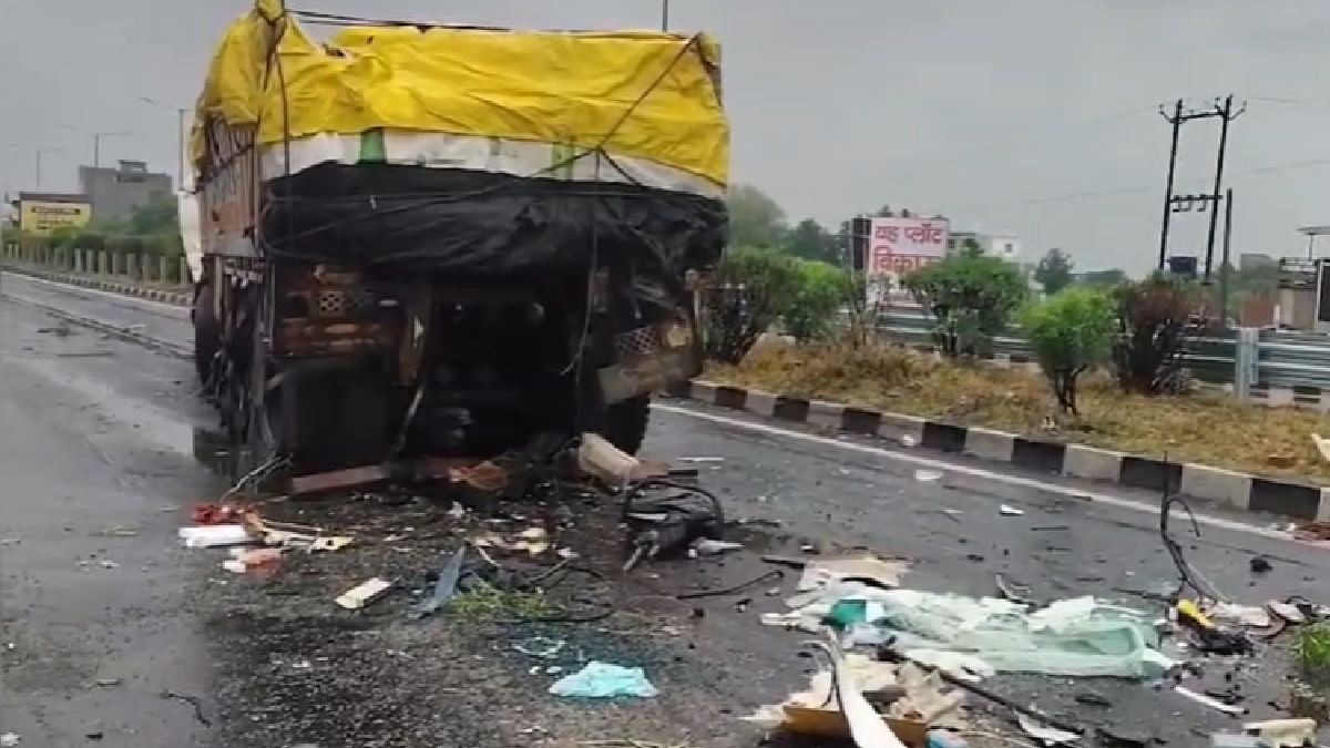 इटावा में भीषण सड़क हादसा, खड़े ट्रक से टकराई स्लीपर बस, चालक-हेल्पर की मौत, 27 यात्री घायल
